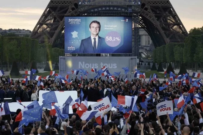 /Macron obteve entre 57,6% e 58,2% dos votos, &agrave; frente da candidata de extrema-direita Marine Le Pen, que teve 41,8% a 42,4% dos votos. Foto: Ludovic Marin/AFP.