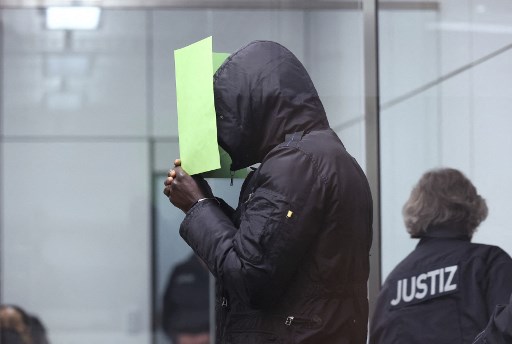 Bai Lowe, acusado de crimes de lesa humanidade, assassinato e tentativa de assassinato, chega ao tribunal./Foto: RONNY HARTMANN / POOL / AFP Bai Lowe, acusado de crimes de lesa humanidade, assassinato e tentativa de assassinato, chega ao tribunal./Foto: RONNY HARTMANN / POOL / AFP
