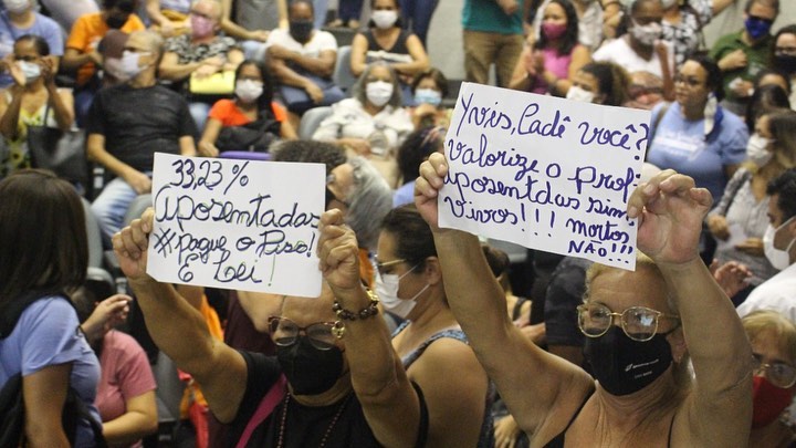 Professores pedem o pagamento da dívida da prefeitura referente aos recursos oriundos do Fundef e o reajuste de 33,23% para a categoria./Divulgação Professores pedem o pagamento da dívida da prefeitura referente aos recursos oriundos do Fundef e o reajuste de 33,23% para a categoria./Divulgação