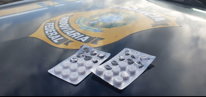 Droga teria sido adquirida com amigos para consumo pessoal./PRF/Divulgação Droga teria sido adquirida com amigos para consumo pessoal./PRF/Divulgação