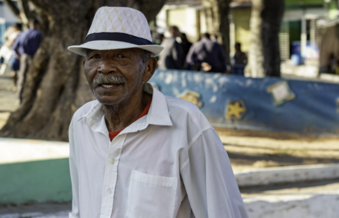 /Edmilson do Coco é membro da União Olindense de Coco de Roda de Pernambuco, integrando o grupo de mestras e mestres que compõem a entidade. Fotografia: Bruno Carvalho. /Edmilson do Coco é membro da União Olindense de Coco de Roda de Pernambuco, integrando o grupo de mestras e mestres que compõem a entidade. Fotografia: Bruno Carvalho.
