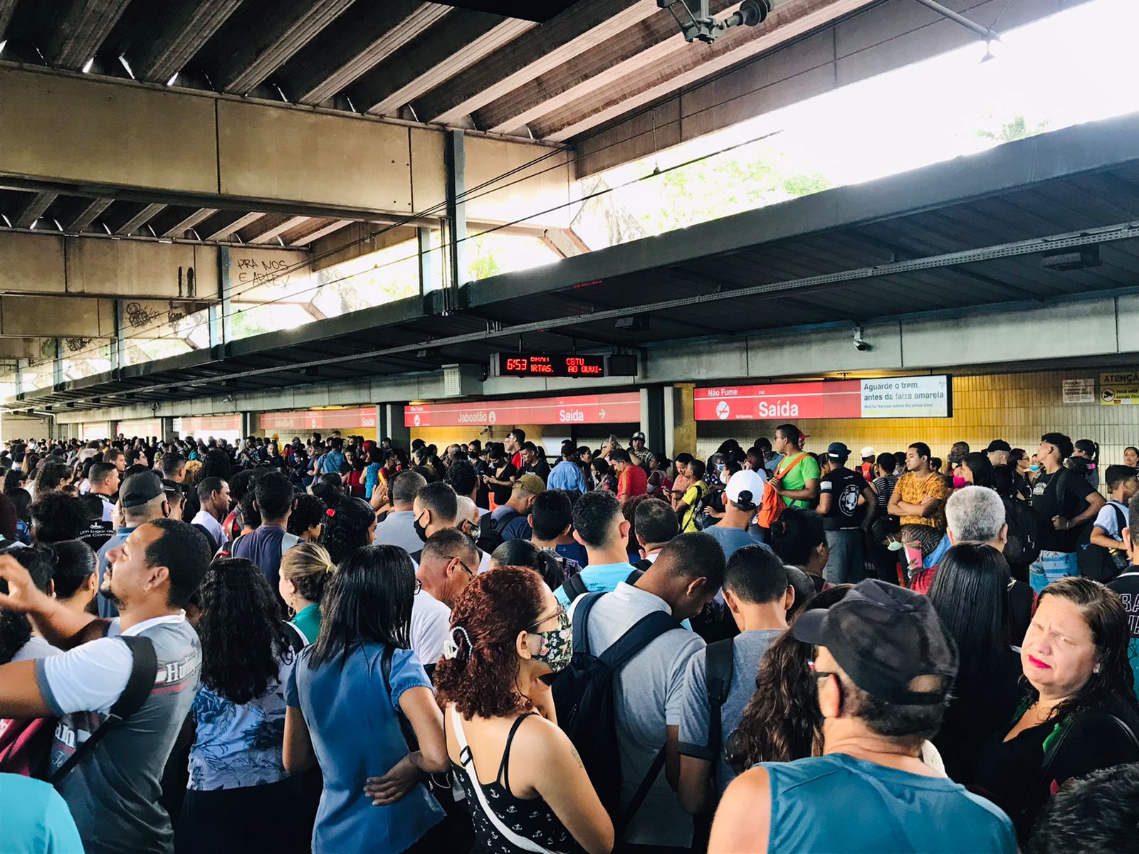 A Linha Sul abriu as 5h30, já a Linha Centro às 6h. Houve dificuldade na injeção de trens na Linha Centro por causa da manutenção da rede aérea realizada durante a madrugada de hoje./Livia Taynah/Cortesia A Linha Sul abriu as 5h30, já a Linha Centro às 6h. Houve dificuldade na injeção de trens na Linha Centro por causa da manutenção da rede aérea realizada durante a madrugada de hoje./Livia Taynah/Cortesia
