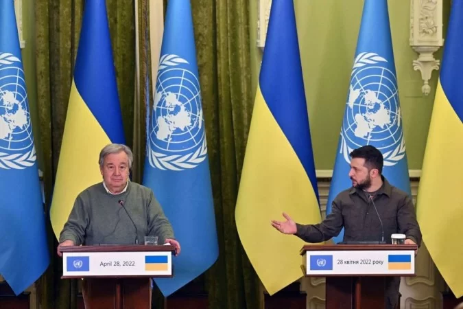 Zelensky (D) recebe Guterres: comitiva "abalada" pelos ataques