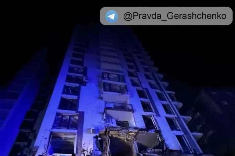 Destruição em prédio residencial atingido durante o bombardeio russo, no centro de Kiev