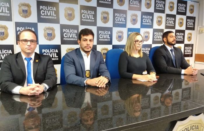 Da esquerda para direita, estão: os delegados Sérgio Luís e Bruno de Ugalde; a diretora adjunta da DIRESP, Morgana Alves e o gestor do DHPP, Paulo Dias (Divulgação) Da esquerda para direita, estão: os delegados Sérgio Luís e Bruno de Ugalde; a diretora adjunta da DIRESP, Morgana Alves e o gestor do DHPP, Paulo Dias/Divulgação