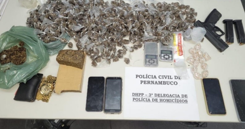 Foram encontrados 55 gramas de crack, além de 2,460 quilos de maconha com os homens