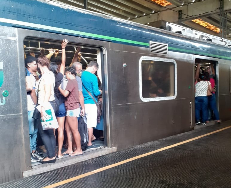 Trem superlotado com destino ao Recife por volta das 8h. CBTU informou que a Linha Centro utiliza apenas uma via nos dois sentidos. Por este motivo o intervalo é de 20 minutos nos dois ramais./Anne Souza/Reprodução