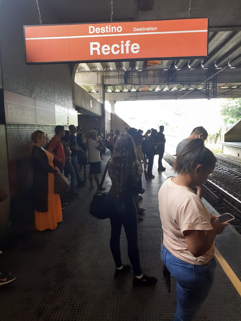 Passageiros relatam espera de mais de 20 minutos na Estação Floriano, nesta manhã, por trem que chega superlotado da Estação Jaboatão, com destino ao Recife.