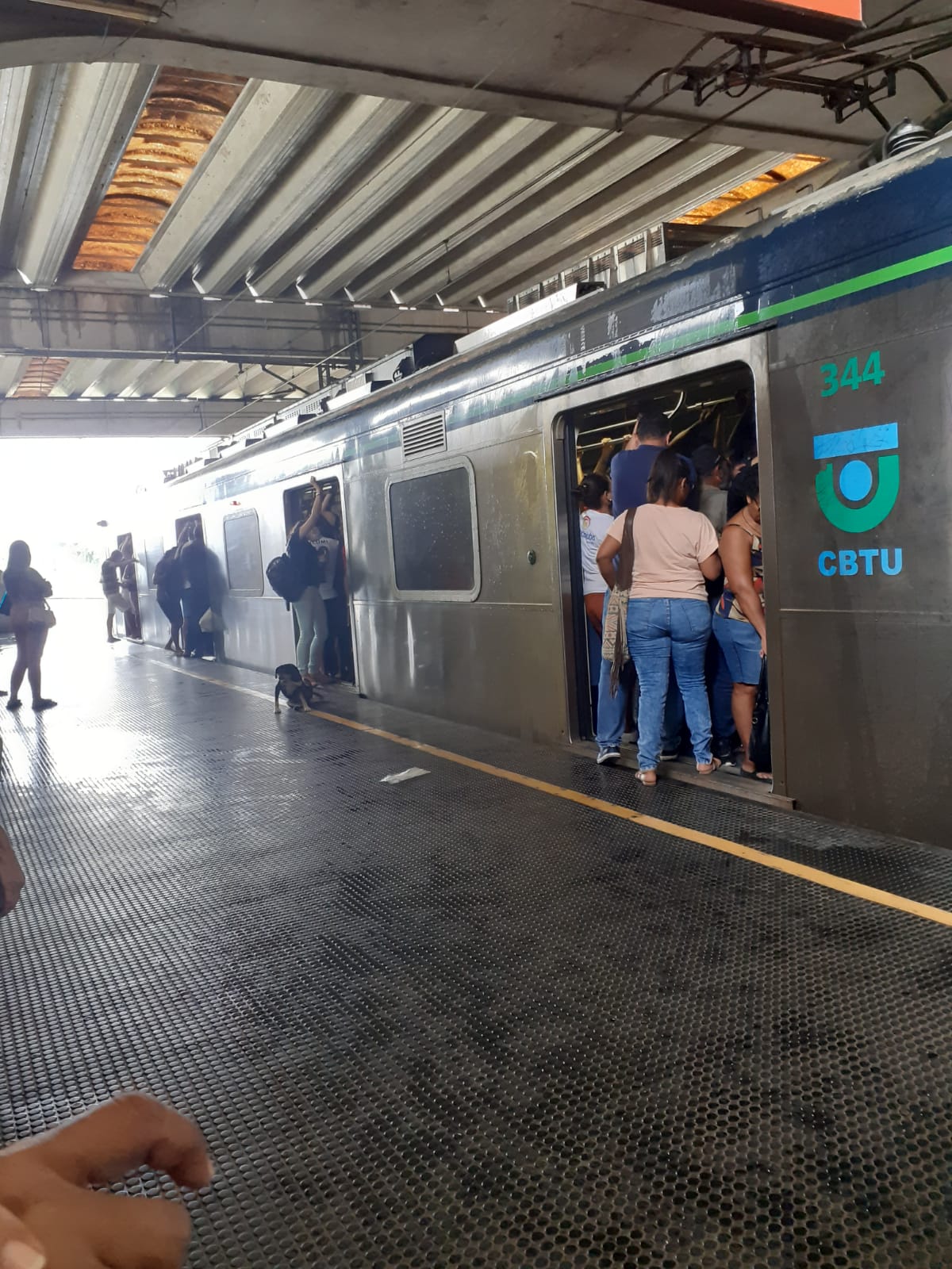 Trem superlotado com destino ao Recife na Estação Floriano, nesta manhã.