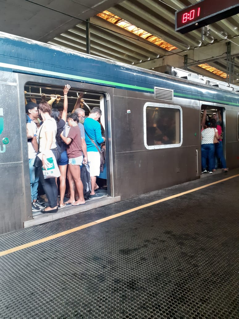 Passageiros se espremem em vagão no superlotado na Estação Floriano, nesta manhã, com destino ao Recife.