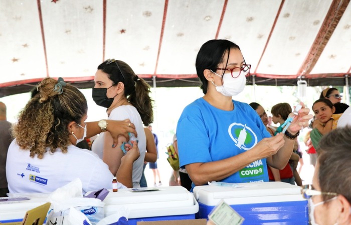 /Na quarta-feira (4), na comunidade Vila Carmen, na Tamarineira; e no sábado (7), na Feira de Gastronomia e Artesanato, na Praça do Hipódromo; e na Comunidade Sítio Grande, no Alto do Mandu, também haverá vacinação contra influenza. Foto: IKAMAHÃ / SECRETARIA DE SAÚDE DO RECIFE. /Na quarta-feira (4), na comunidade Vila Carmen, na Tamarineira; e no sábado (7), na Feira de Gastronomia e Artesanato, na Praça do Hipódromo; e na Comunidade Sítio Grande, no Alto do Mandu, também haverá vacinação contra influenza. Foto: IKAMAHÃ / SECRETARIA DE SAÚDE DO RECIFE.