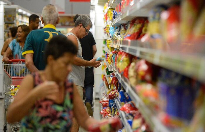 Resultado representa um impacto de 52,03% no orçamento apenas com alimentação básica/Tânia Rego/Agência Brasil Resultado representa um impacto de 52,03% no orçamento apenas com alimentação básica/Tânia Rego/Agência Brasil