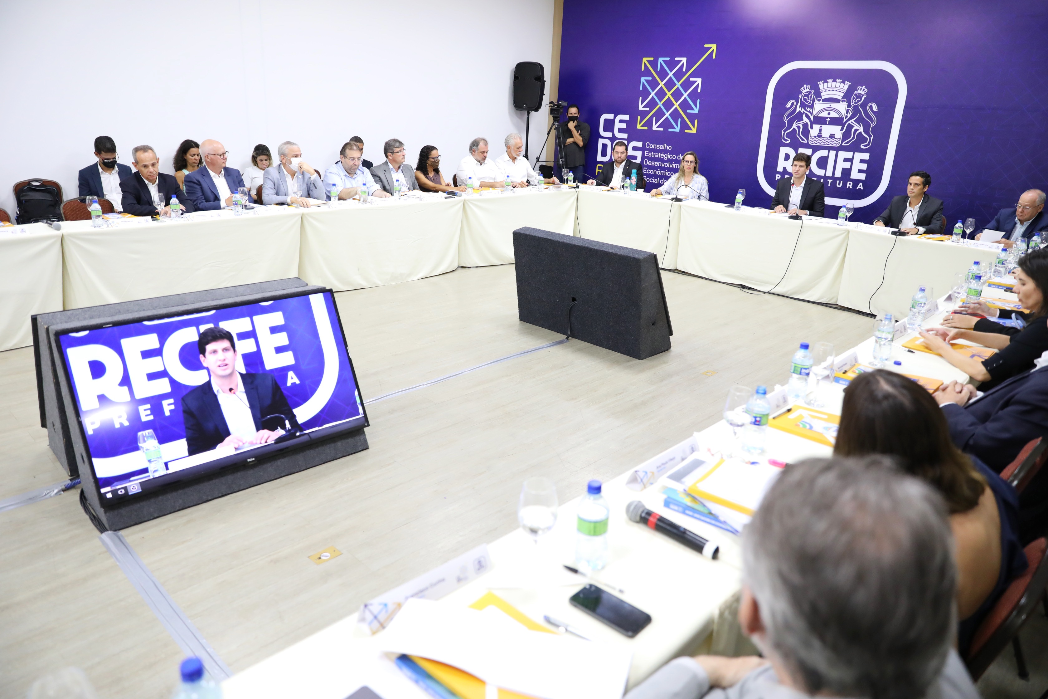 No segundo encontro do Conselho Estratégico de Desenvolvimento Econômico e Social do Recife, prefeito João Campos discutiu diversas iniciativas para a cidade, em especial o combate às desigualdades sociais/Marcos Pastich/Prefeitura do Recife