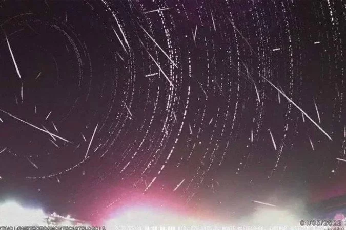 /Chuva de meteoros Eta Aquáridas atinge ápice durante a madrugada desta sexta-feira (6). Foto: Reprodução/Instagram @meteorosmontecastelosc