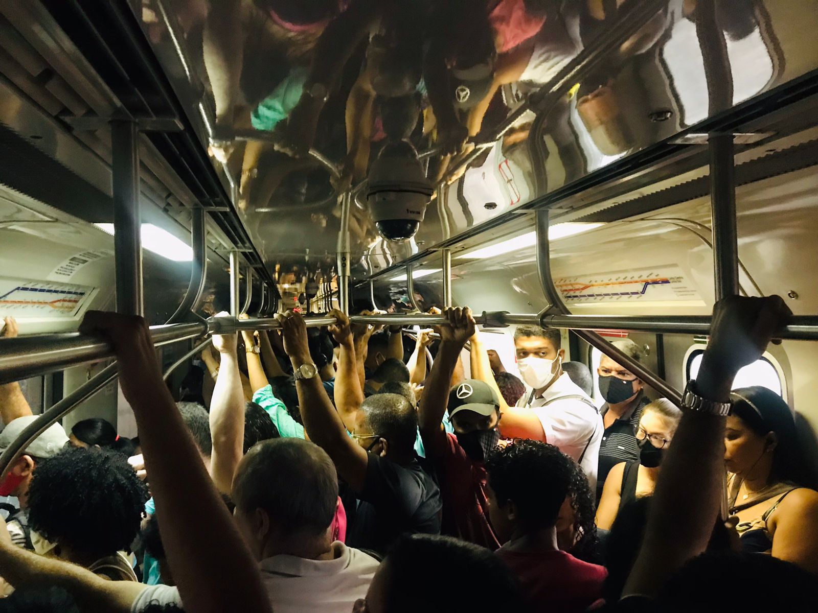 Usuários em vagão superlotado da Linha Centro, saindo da Estação Jaboatão, na manhã desta sexta-feira./Lívia Taynah/Cortesia Usuários em vagão superlotado da Linha Centro, saindo da Estação Jaboatão, na manhã desta sexta-feira./Lívia Taynah/Cortesia