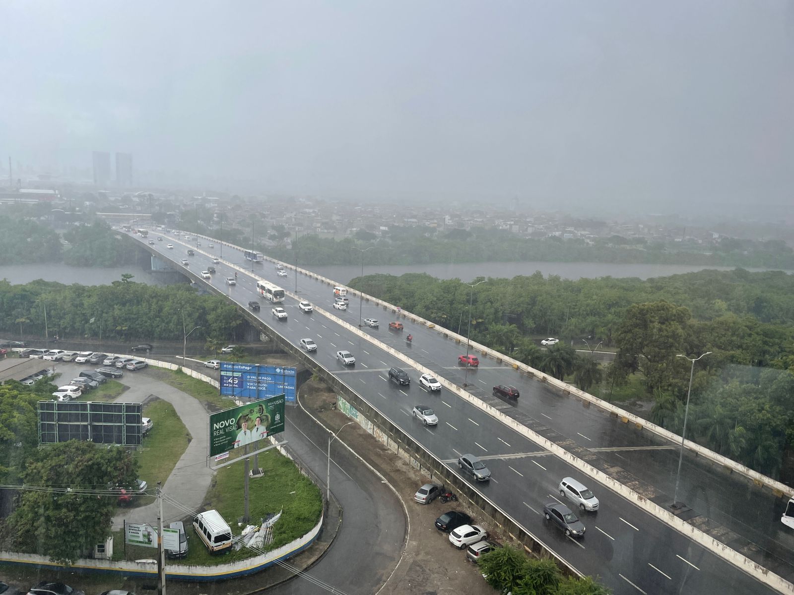Registro do alto de um prédio na Rua Francisco Alves, com vista para a Ilha do Leite, no Recife./Romulo Chico/DP