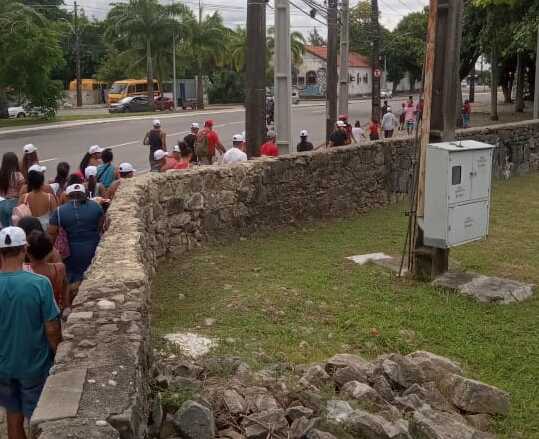 /Moradores da comunidade afetada pelo incêndio saindo da prefeitura após a reunião. Foto: Divulgação.