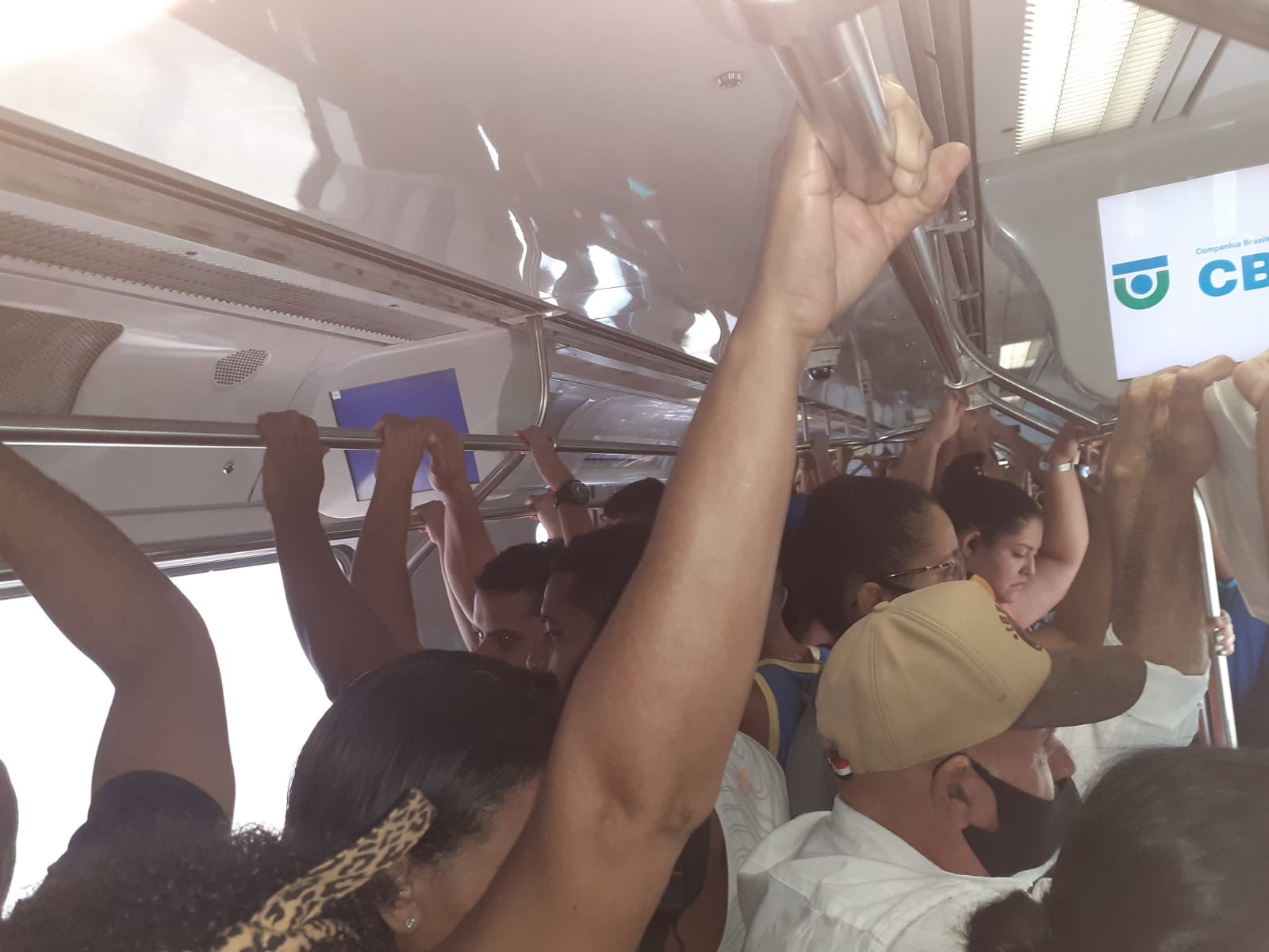 Usuários do metrô em vagão superlotado na Estação Floriano, por volta das 7h50, na manhã desta terça.