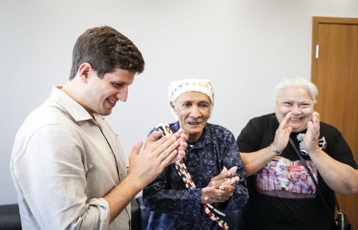 /João Campos recebeu os quatro primeiros Patrimônios Vivos do Recife, que foram eleitos pelo Conselho Municipal de Política Cultural na semana passada. Patrimônios desfilarão pelo Bairro do Recife amanhã (11), onde também se apresentam no palco Recife, Cidade da Música. Foto: Rodolfo Loepert/ PCR Imagem.
