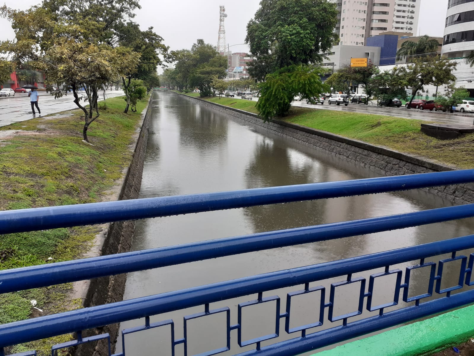 Na Avenida Governador Agamenon Magalhães, na Capital, a manhã de hoje tem o céu nublado./Anne Souza/Cortesia