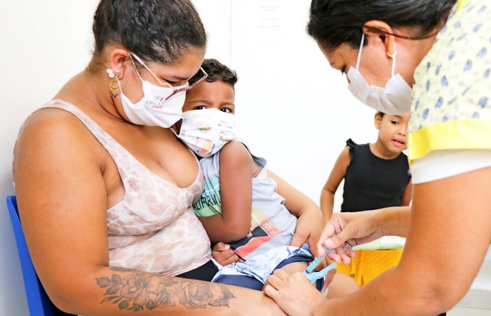 /Na quinta-feira (19), na USF Francisco Areias, em Campo Grande, no sábado (21), na Praça do Hipódromo, e no domingo (22), na Escola Professor José dos Anjos, em Dois Unidos, também haverá vacinação contra sarampo e influenza para os públicos prioritários. Foto: Ikamahã/Secretaria de Saúde do Recife.