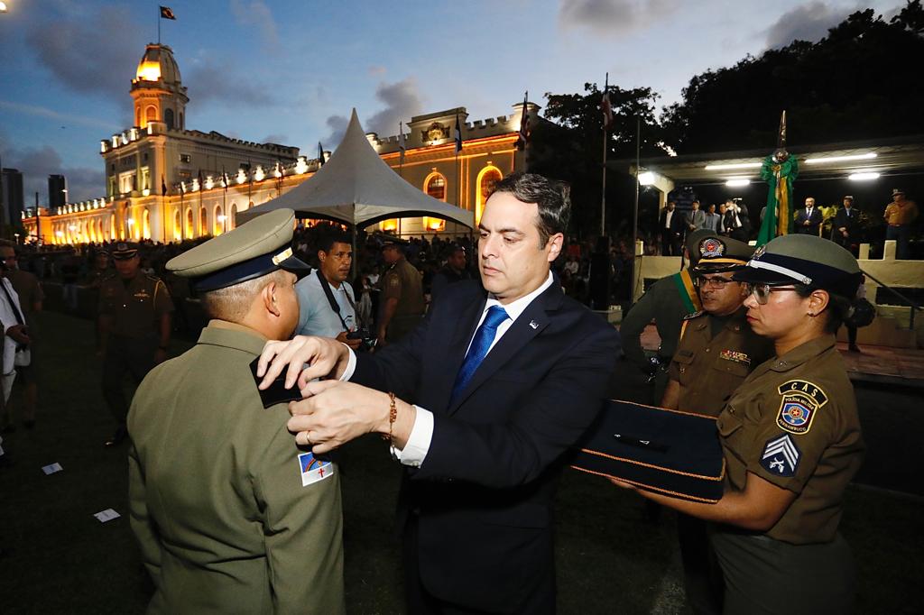 governador também entregou o novo helicóptero que reforçará a segurança pública do estado/Hélia Scheppa/SEI