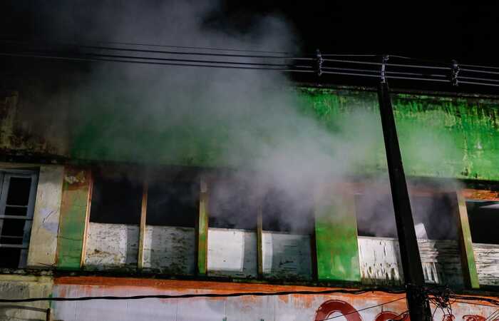 /Chamas começaram por volta das 21h desta quarta-feira, em Afogados. Foto:Rafael Vieira/DP Foto.