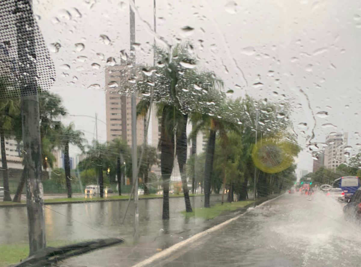 Registro da quarta-feira durante as fortes chuvas no Recife e que atingiram toda a Região Metropolitana./WhatsApp/Reprodução