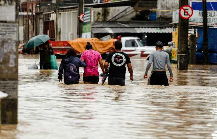No Recife, algumas creches e escolas municipais estão sendo disponibilizadas para abrigar a população/Rafael Vieira/DP Foto