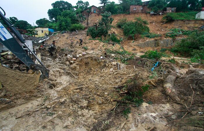Diversas casas foram engolidas pelo barro que cedeu