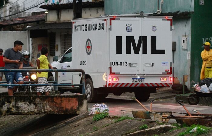 Moradores e familiares aguardam pelo resgate dos soterrados