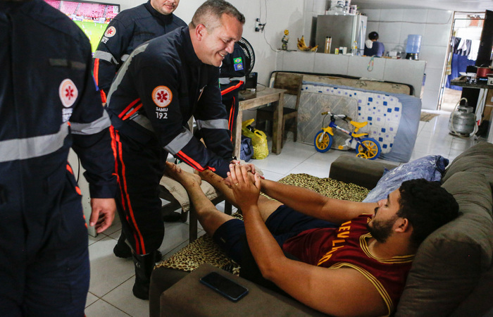 /Lucas Felipe, 30 anos, de Jardim Monte Verde, no Ibura, pediu para conhecer a equipe do SAMU Recife que o resgatou. Foto: Dondinho/ PCR.