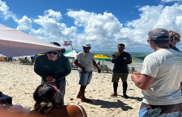 Agentes ambientais do município orientaram barraquieros, ambulantes, turistas e frequentadores/Foto: Divulgação
