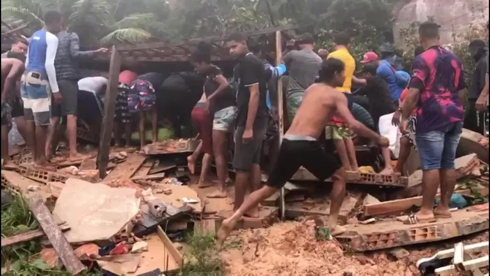 Próprios moradores retiraram escombros após o deslizamento./Foto: Reprodução / Whatsapp Próprios moradores retiraram escombros após o deslizamento./Foto: Reprodução / Whatsapp
