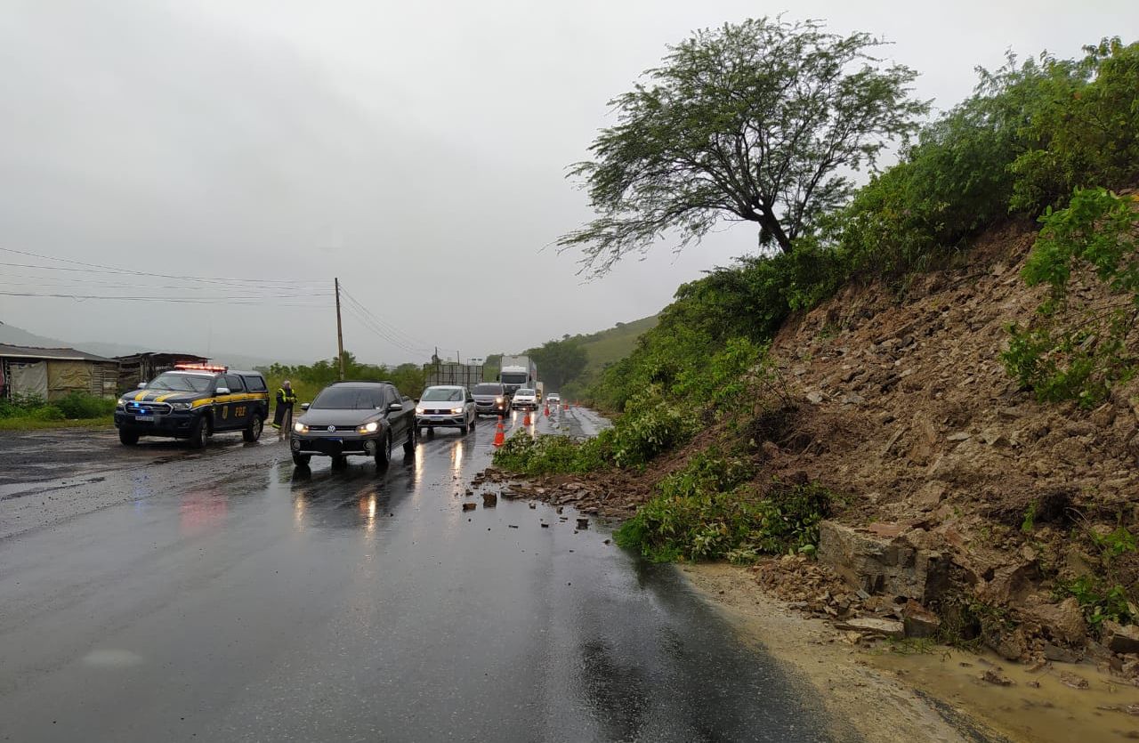 Uma viatura da Polícia Rodoviária Federal está presente no local/Foto: Divulgação Uma viatura da Polícia Rodoviária Federal está presente no local/Foto: Divulgação