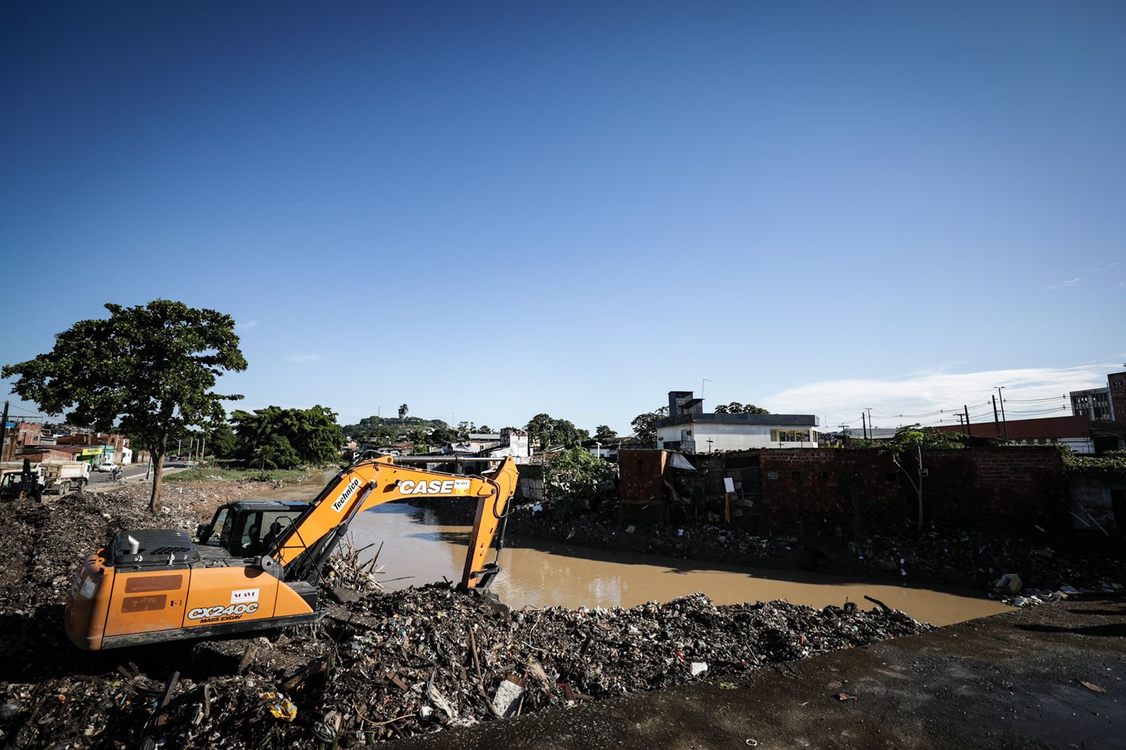 Mais de 300 toneladas de lixo foram retiradas do Rio Beberibe desde a última sexta-feira./Rodolfo Loepert/PCR Mais de 300 toneladas de lixo foram retiradas do Rio Beberibe desde a última sexta-feira./Rodolfo Loepert/PCR