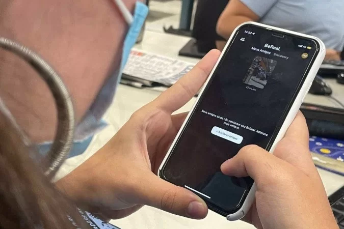 /Assim como o Instagram e o Facebook, o aplicativo permite reagir nas publicações, mas ao invés de emojis, é o próprio usuário que tira a selfie da reação. Foto: Arquivo Pessoal /Assim como o Instagram e o Facebook, o aplicativo permite reagir nas publicações, mas ao invés de emojis, é o próprio usuário que tira a selfie da reação. Foto: Arquivo Pessoal