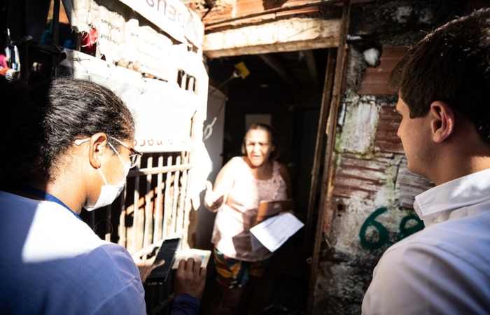 /O prefeito João Campos esteve, nesta terça-feira (14), acompanhando o cadastramento na comunidade dos Tijolos, na Imbiribeira. Foto:Rodolfo Loepert/Prefeitura do Recife. /O prefeito João Campos esteve, nesta terça-feira (14), acompanhando o cadastramento na comunidade dos Tijolos, na Imbiribeira. Foto:Rodolfo Loepert/Prefeitura do Recife.