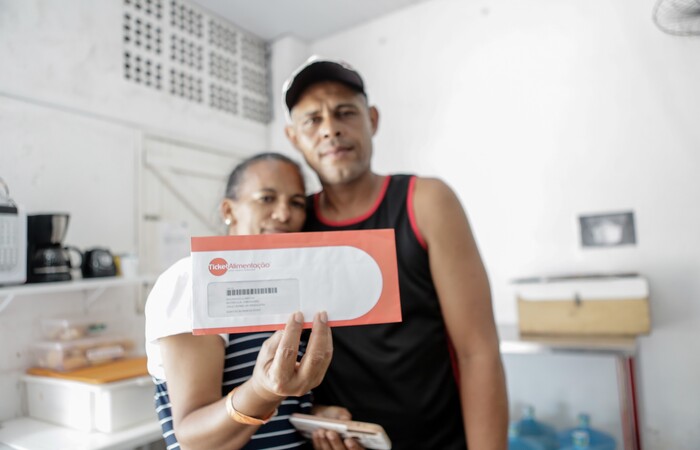 /Foram entregues R$ 25 mil em tickets de alimentação e 200 kits contendo cesta básica, colchão, itens de higiene pessoal e limpeza para a população atingida pela maior chuva dos últimos 50 anos. Donativos foram distribuídos através da campanha Recife Solidário. Edson Holanda/Prefeitura do Recife.