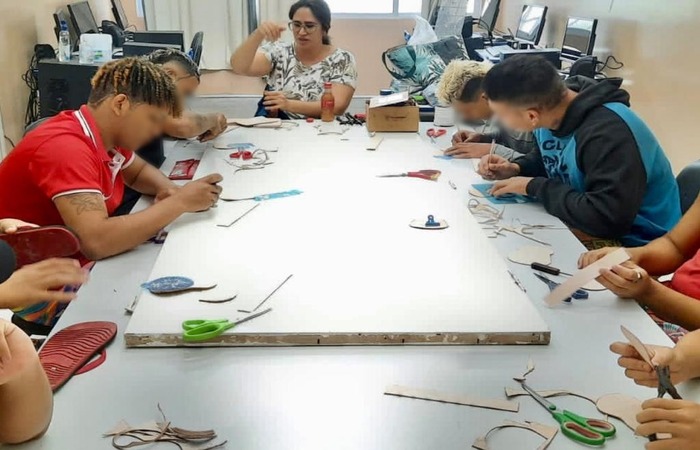 /Com 40 horas/aula, a formação capacita os adolescentes para produção de materiais como bolsas, cintos e carteira. Foto: Divulgação. /Com 40 horas/aula, a formação capacita os adolescentes para produção de materiais como bolsas, cintos e carteira. Foto: Divulgação.