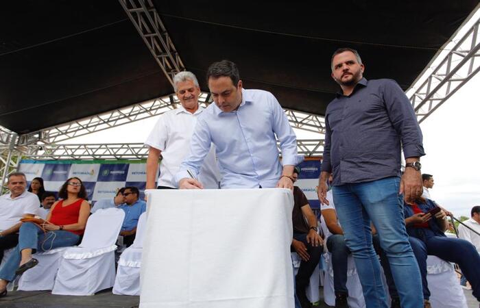 /Com recursos do Plano Retomada, governador contemplou as áreas de saúde, infraestrutura, assistência social e educação nos municípios de Lagoa Grande e Santa Maria da Boa Vista. Foto: Heudes Regis/SEI.