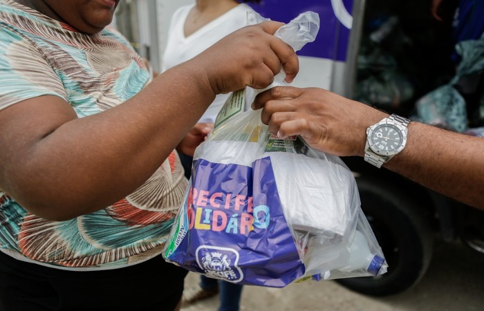 /Doações foram entregues pela Prefeitura, por meio da campanha Recife Solidário, com distribuição de cestas básicas, colchões e itens de higiene pessoal e de limpeza às famílias atingidas pelas chuvas. Foto: Edson Holanda/PCR. /Doações foram entregues pela Prefeitura, por meio da campanha Recife Solidário, com distribuição de cestas básicas, colchões e itens de higiene pessoal e de limpeza às famílias atingidas pelas chuvas. Foto: Edson Holanda/PCR.