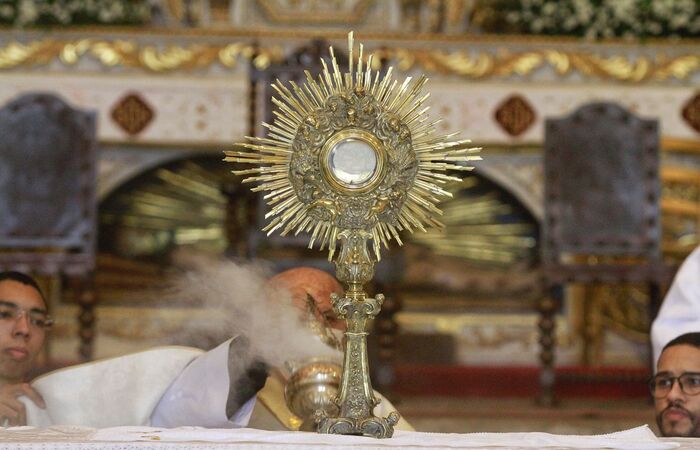 A benção do Santíssimo Sacramento aconteceu durante a celebração da missa e também após a procissão