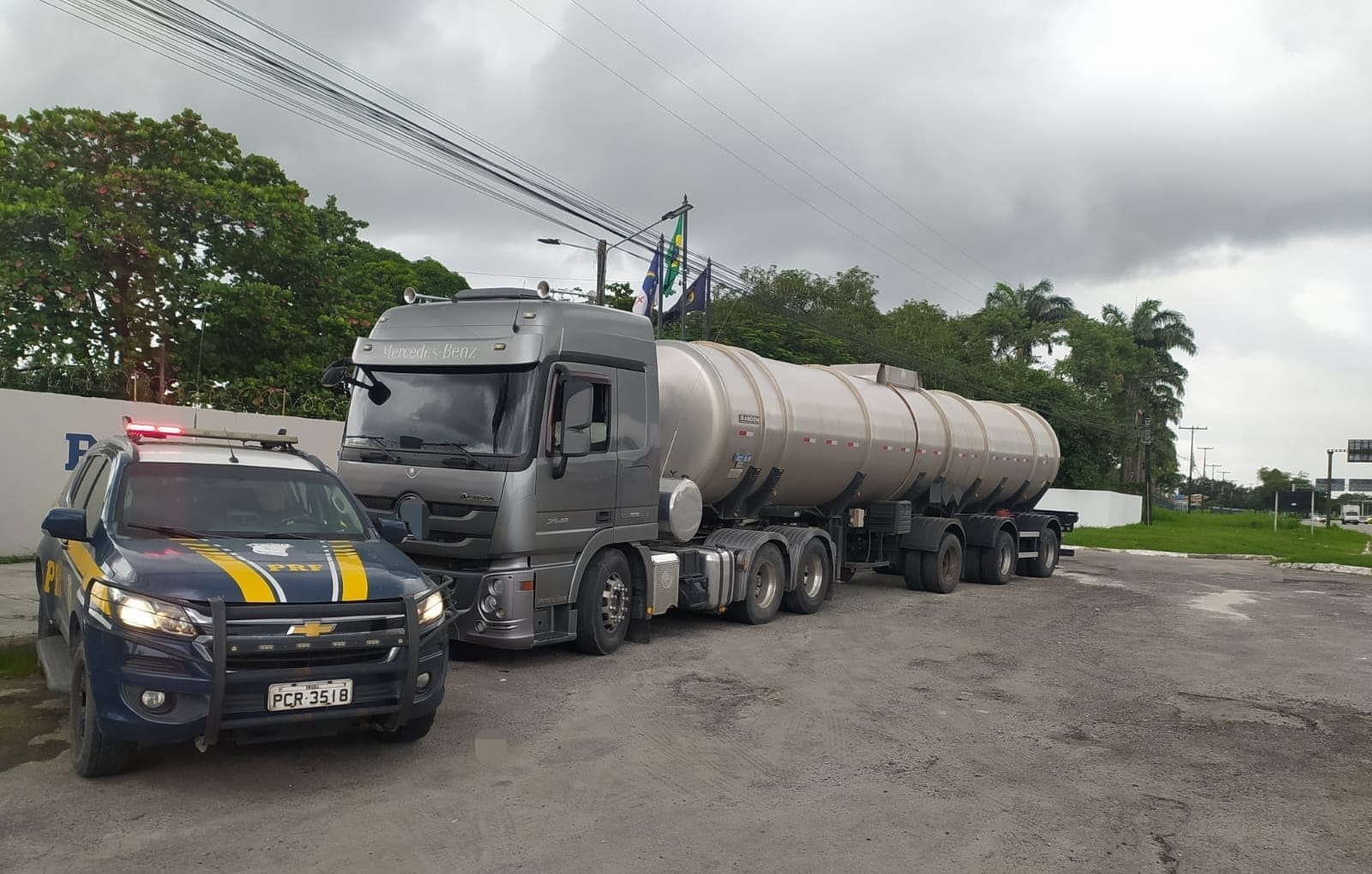 Mercadoria seria entregue em uma fábrica de ração./PRF/Divulgação Mercadoria seria entregue em uma fábrica de ração./PRF/Divulgação