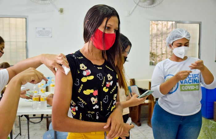 /Entre os locais onde os imunizantes serão aplicados, sem necessidade de agendamento, estão mercado público, unidades de saúde e shopping. Foto: Ikamahã/Secretaria de Saúde do Recife.
