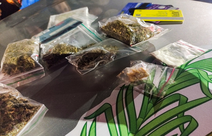 Maconha, crack e cocaína foram as drogas encontradas com o homem; quantidade ainda será verificada pela polícia