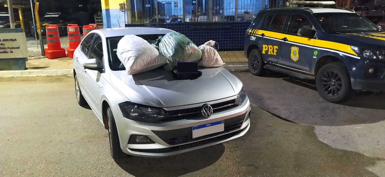 Motorista do veículo desobedeceu ordem de parada e fugiu por alguns quilômetros até ser alcançado./PRF/Divulgação Motorista do veículo desobedeceu ordem de parada e fugiu por alguns quilômetros até ser alcançado./PRF/Divulgação