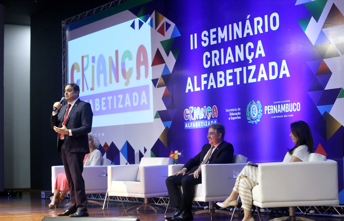 /Governador abriu o 2° Seminário do Programa Criança Alfabetizada, que reuniu secretários e gestores municipais da Educação de todo o Estado. Foto: Aluisio Moreira/SEI.