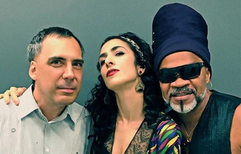 /Em parceria com o DJ Deeplick, os tribalistas Marisa Monte, Carlinhos Brown e Arnaldo Antunes lançam álbum com seis versões de grandes sucessos da banda. Foto: Divulgação