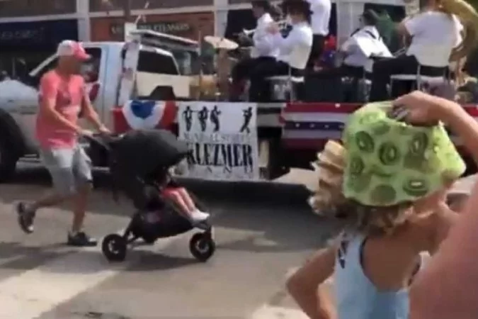 Pai corre com criança e passa por banda, que demorou a perceber a tragédia - 